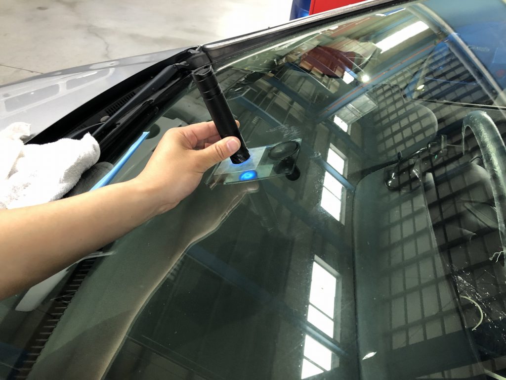 フロントウインドガラスリぺア 車検 鈑金デポ 千葉県浦安市 フロントウインドガラスリぺア 車検 鈑金デポ 千葉県浦安市